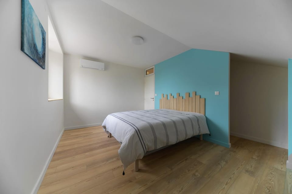 Bed, Photo of the whole room, Bedroom, air conditioner