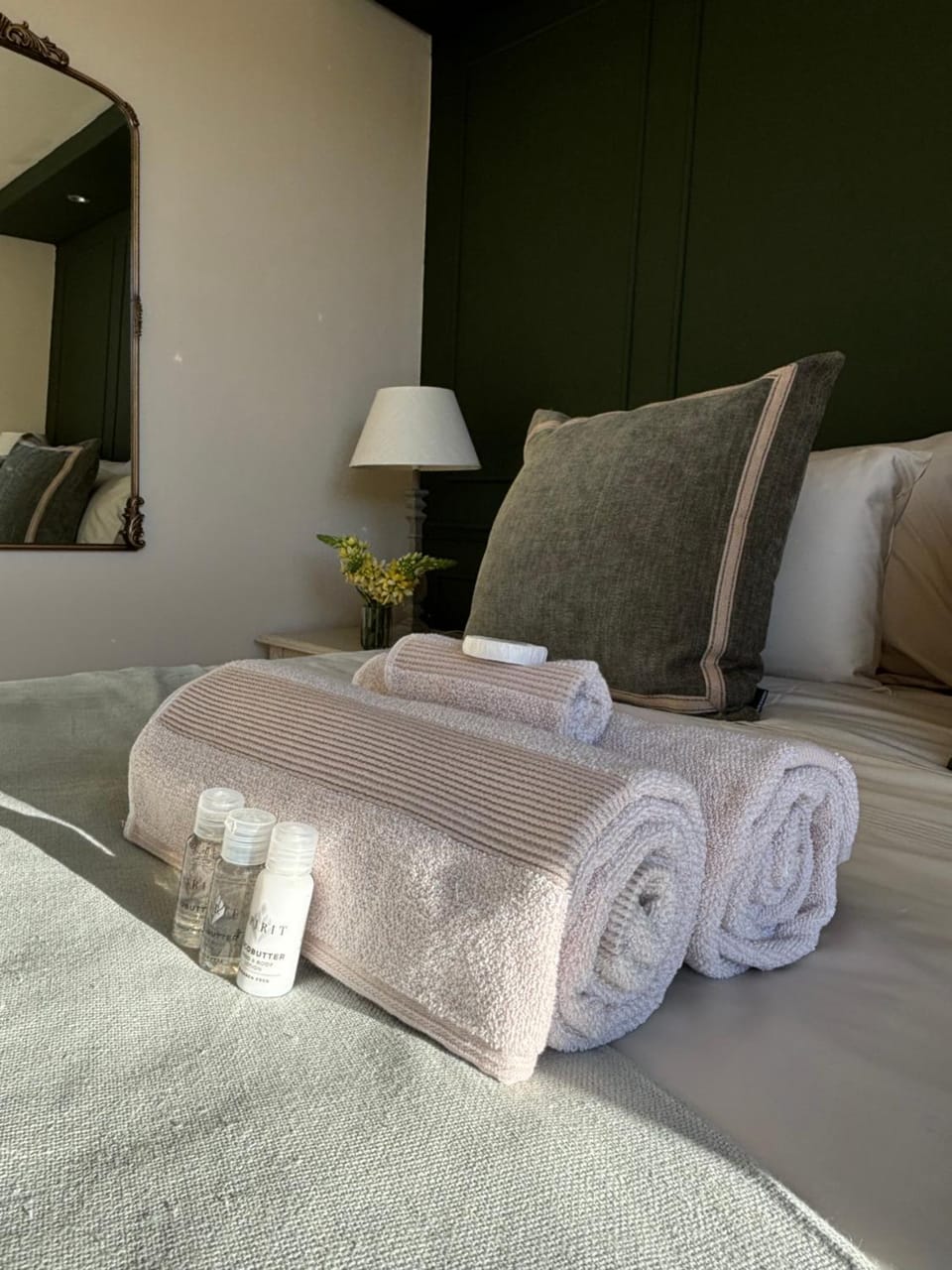 Bed, Bedroom, towels