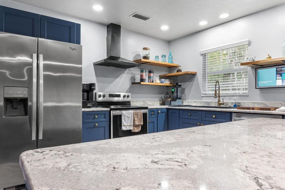 NEW Mid-Century Modern Retreat near 3 sisterSpring House in Crystal River