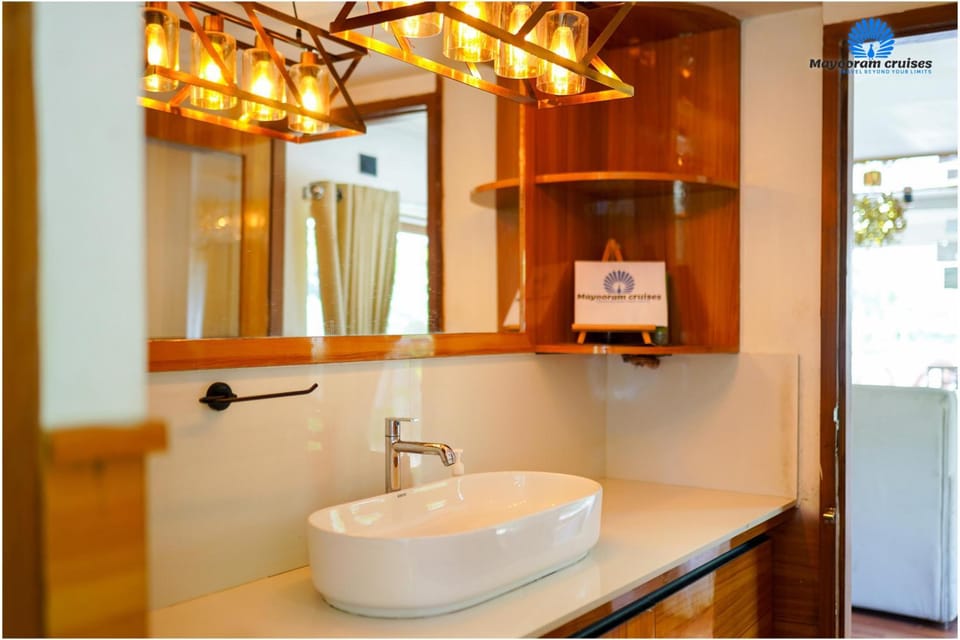 Mayooram cruises -luxury houseboat Hotel in Alappuzha