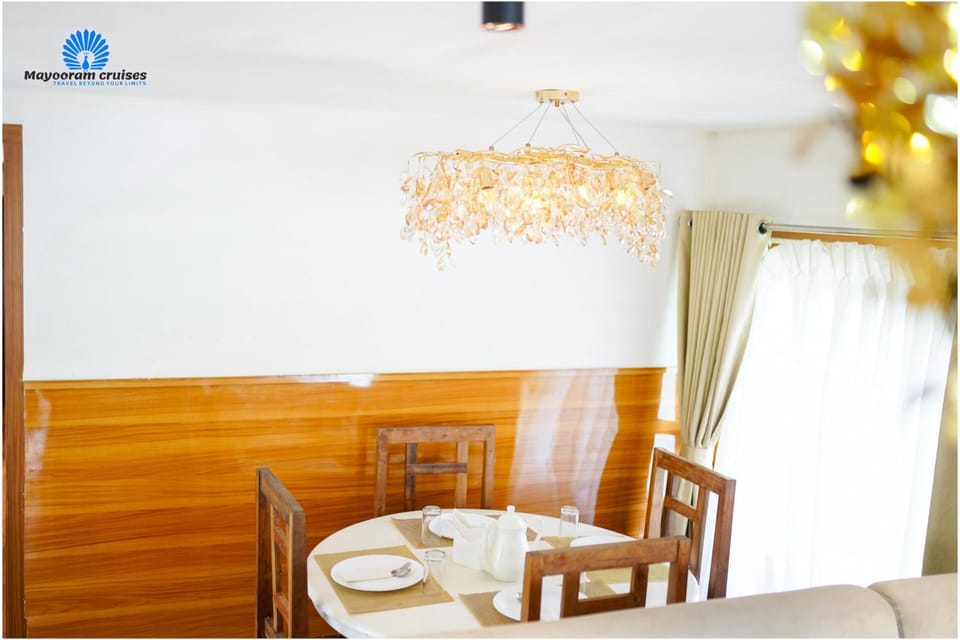 Mayooram cruises -luxury houseboat Hotel in Alappuzha