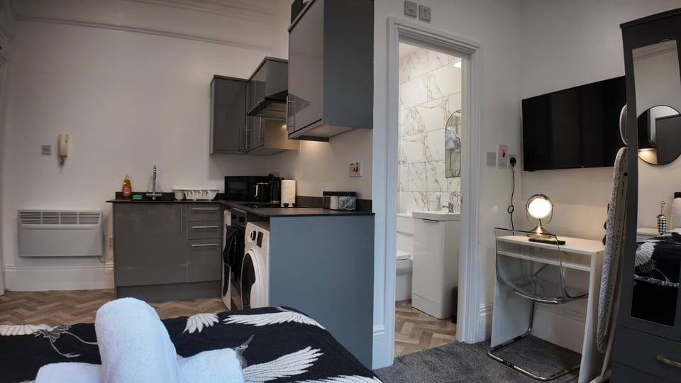 Private, Stylish Studio with Parking in City Apartment in Birmingham