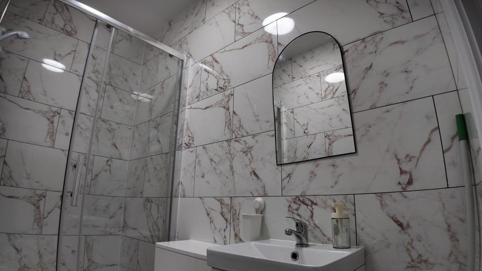 Private, Stylish Studio with Parking in City Apartment in Birmingham