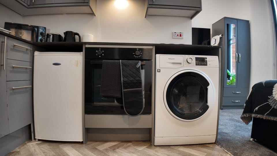 Private, Stylish Studio with Parking in City Apartment in Birmingham