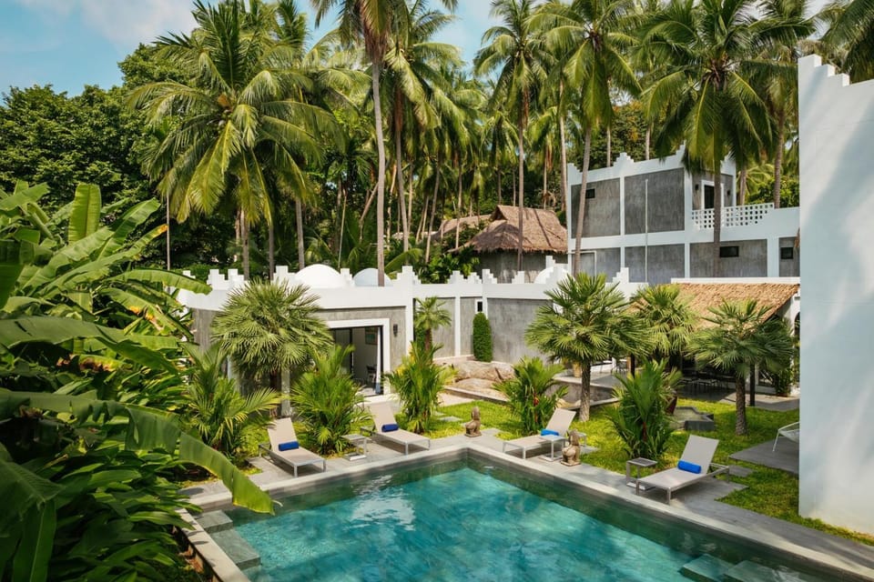 Property building, Patio, Day, Natural landscape, Garden, Garden view, Pool view, Swimming pool, sunbed