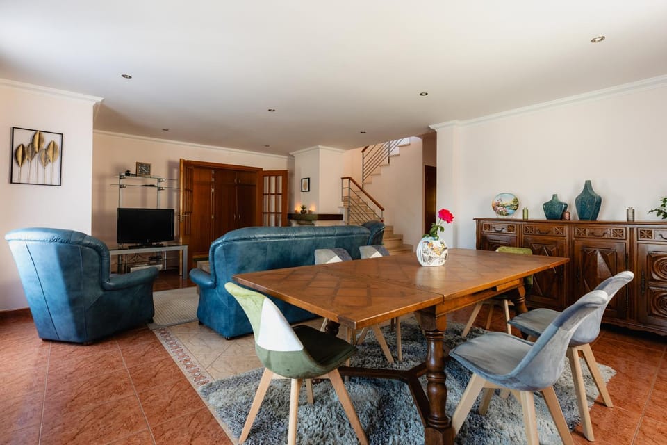 Communal lounge/ TV room, TV and multimedia, Living room, Seating area, Dining area