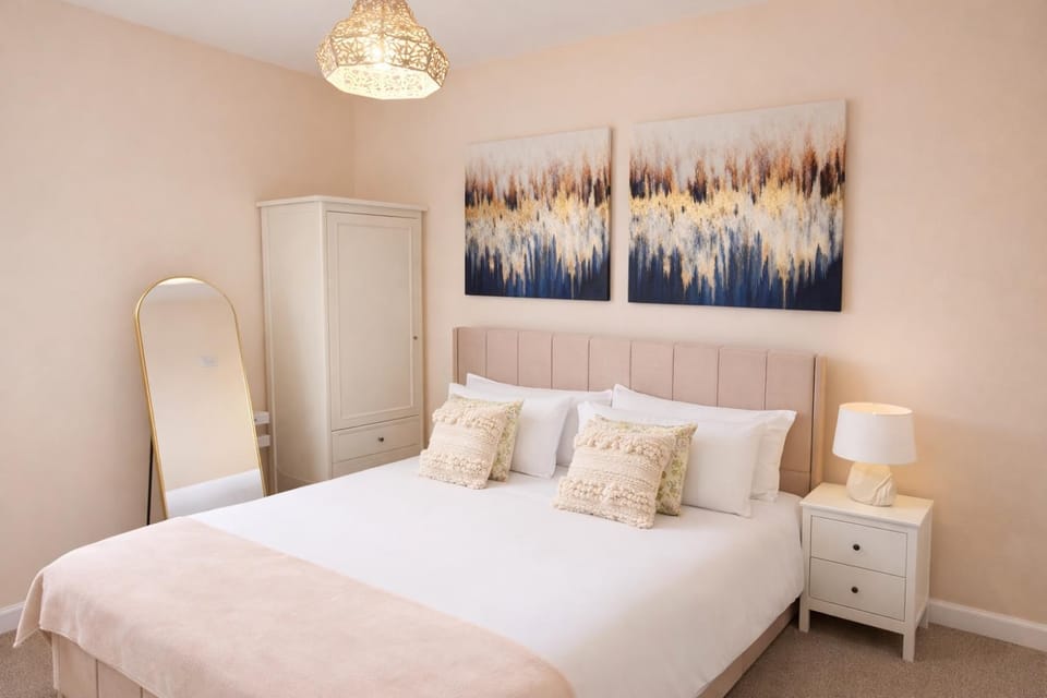 Modern 4 bedroom property 8 beds wifi smart tv games room pool table House in Hull