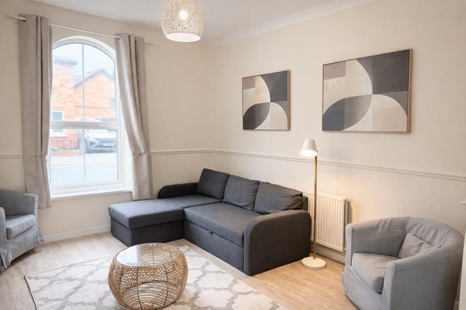 Modern 4 bedroom property 8 beds wifi smart tv games room pool table House in Hull