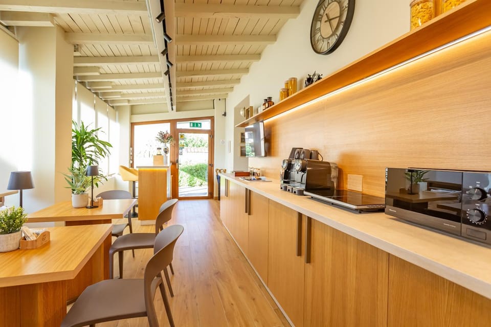 Coffee/tea facilities, Living room, Seating area