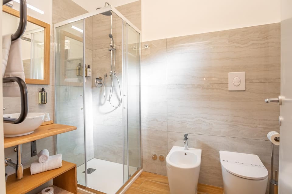 Shower, Toilet, Bathroom, bidet, towels
