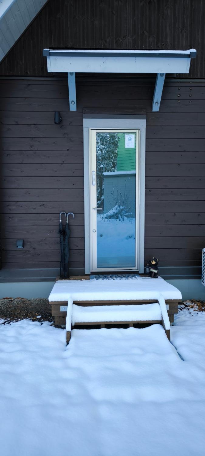 Property building, Facade/entrance, Winter