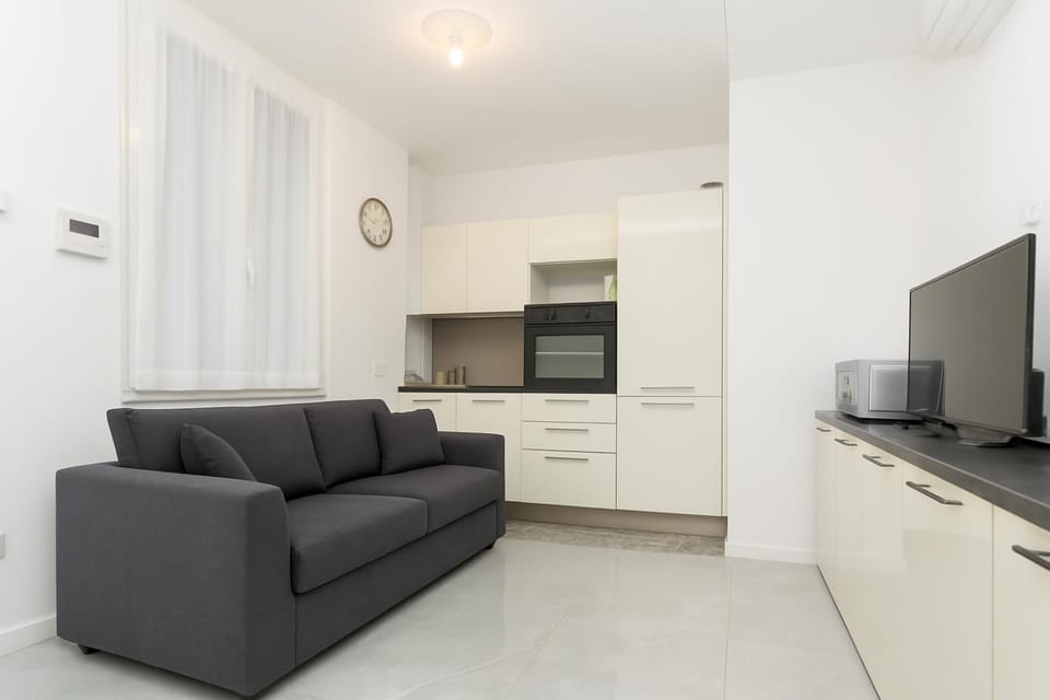 TV and multimedia, Kitchen or kitchenette, Living room, Dining area, stove