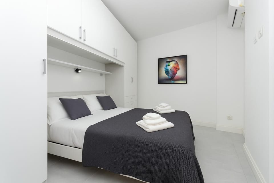 Bed, Photo of the whole room, Bedroom, towels