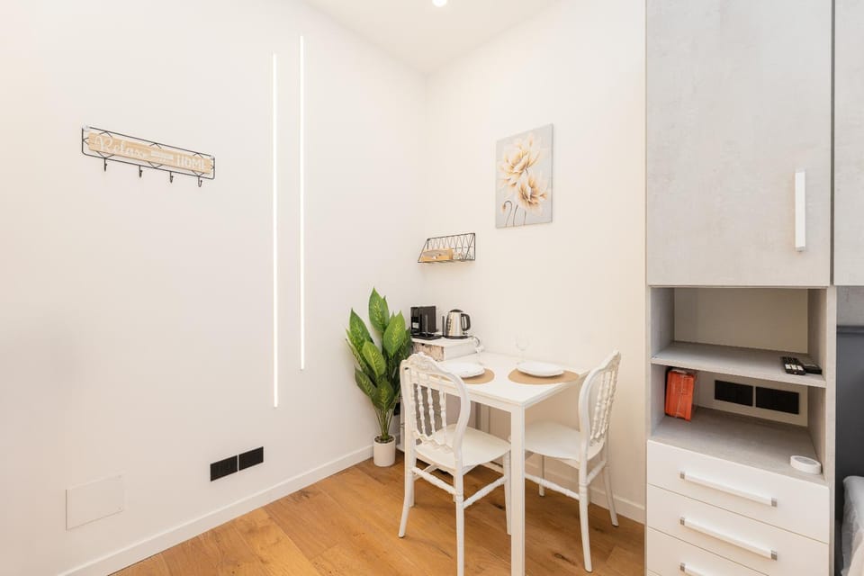 Kitchen or kitchenette, Dining area, stove