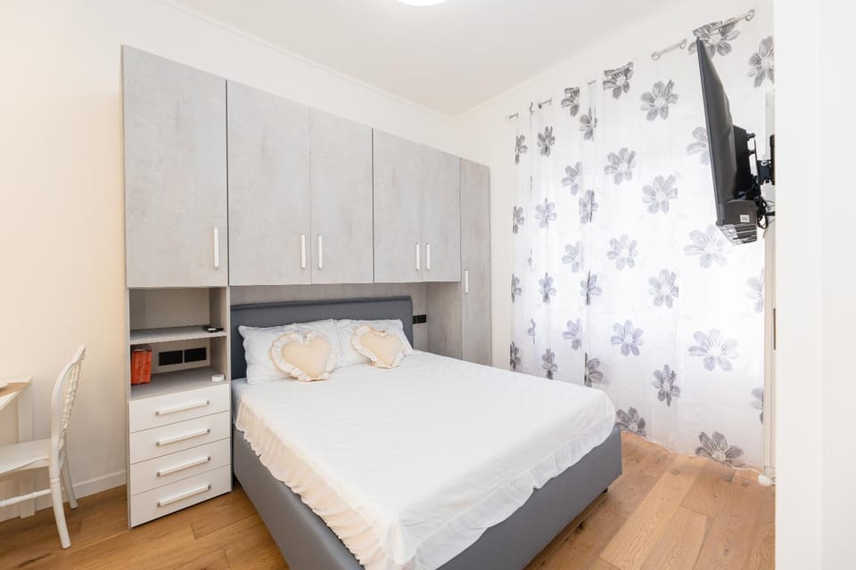 Bed, TV and multimedia, Kitchen or kitchenette, Photo of the whole room, Bedroom, towels, wardrobe