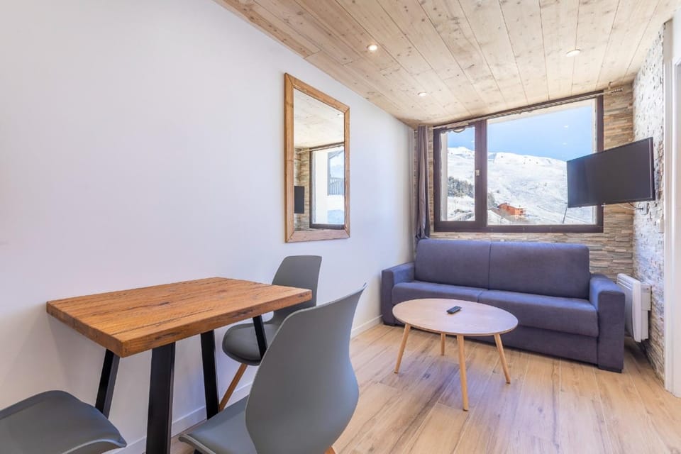 TV and multimedia, Living room, Seating area, Dining area, Mountain view