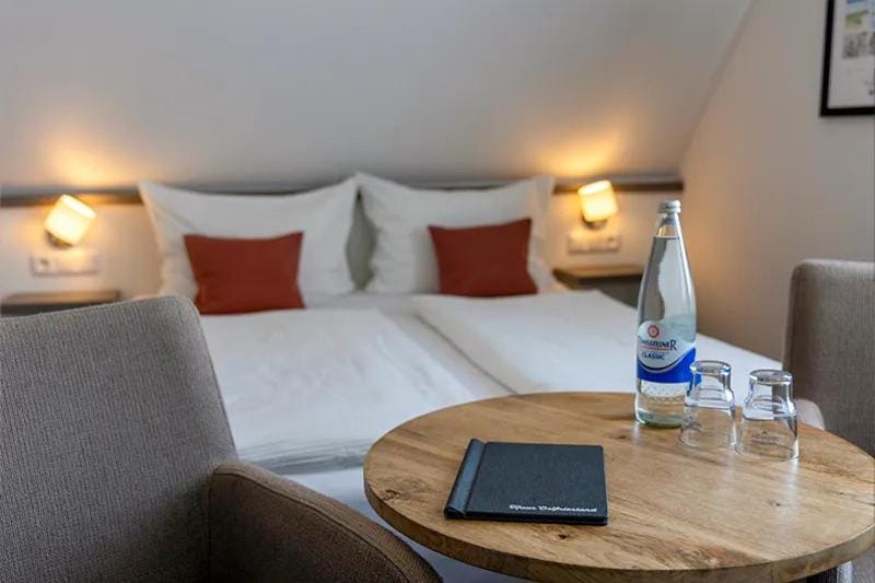 Bed, Photo of the whole room, Seating area