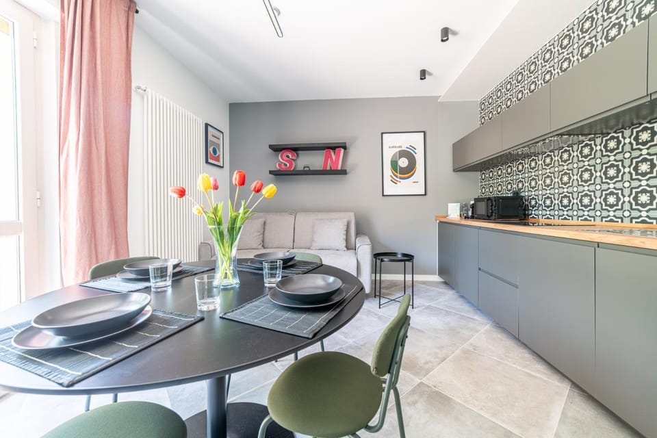 Kitchen or kitchenette, Living room, Seating area, Dining area