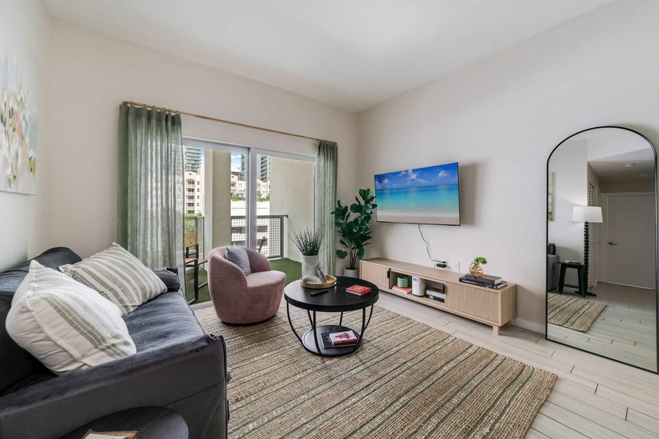 Edgewater Pad- Balcony Parking and Prime Location House in Miami