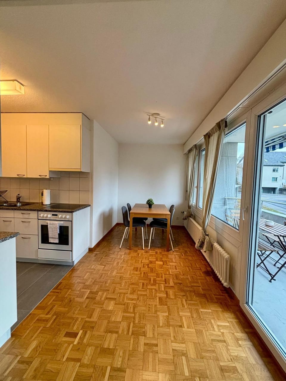 Kitchen or kitchenette, Dining area