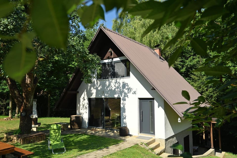 Property building, Spring, Day, Natural landscape, Garden, Garden view