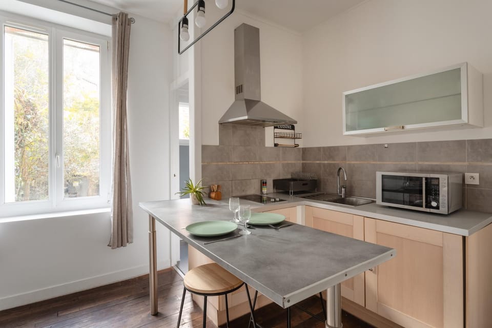 Kitchen or kitchenette, Dining area