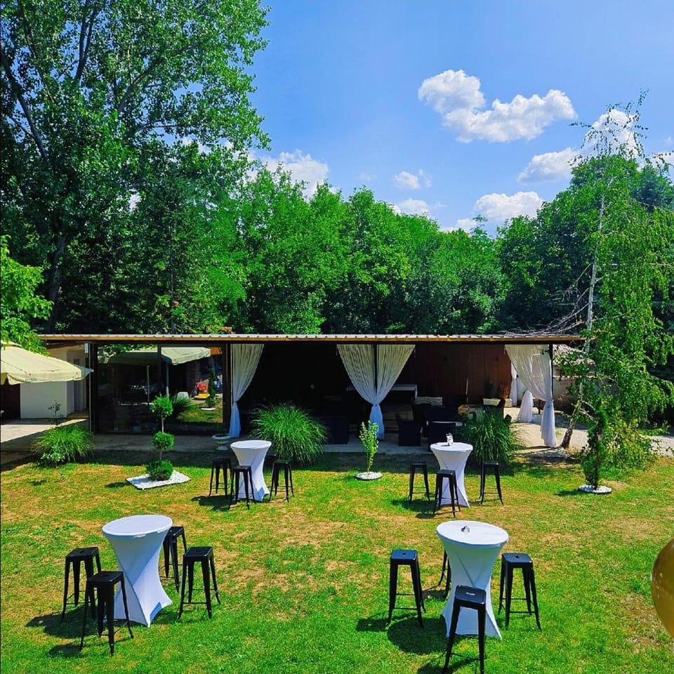 Property building, Communal lounge/ TV room, Day, Garden, Evening entertainment, Garden view