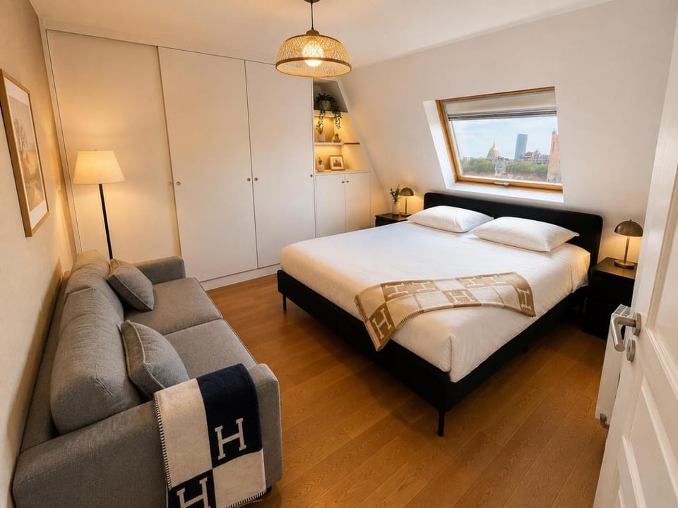 Av des Champs-Elysées, Arc de Triomphe - 12 GUESTS Apartment in Paris
