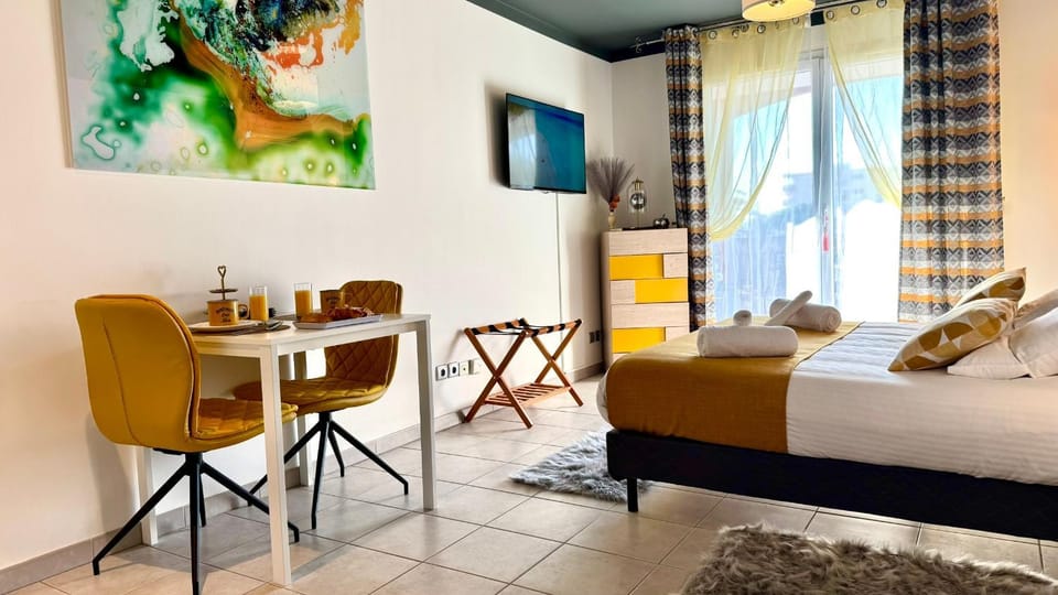 Bed, Decorative detail, Seating area, Dining area, Bedroom