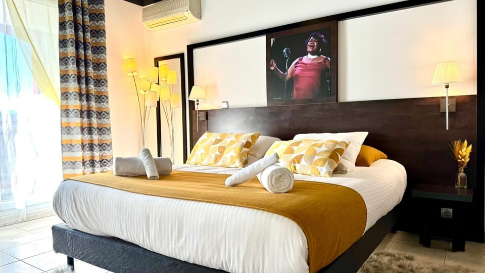 Bed, Bedroom, towels