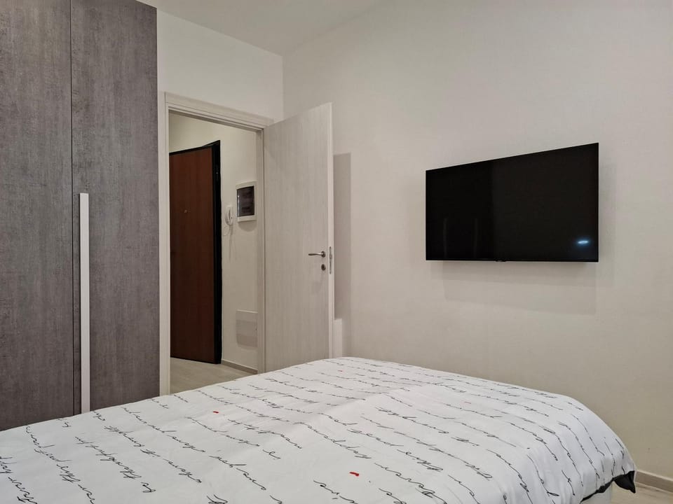 Bed, TV and multimedia, Bedroom, wardrobe