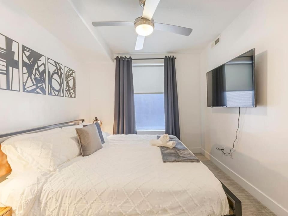 DT SLC - King Bed - Gym - Parking - Walk Score 90 Apartment in Salt Lake City
