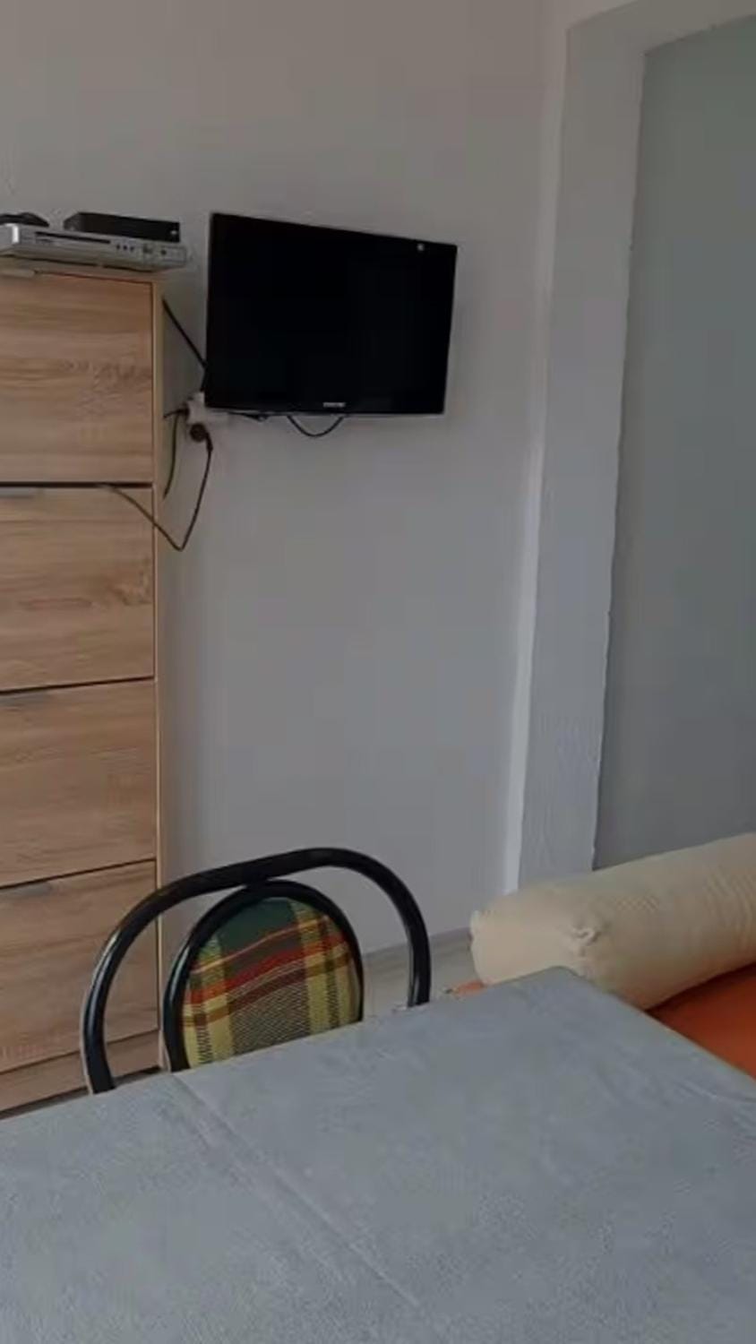 Bed, TV and multimedia, Photo of the whole room