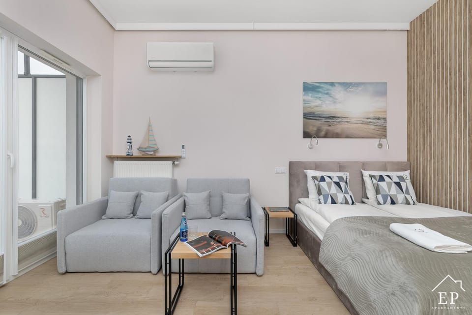 Bed, Photo of the whole room, towels, air conditioner