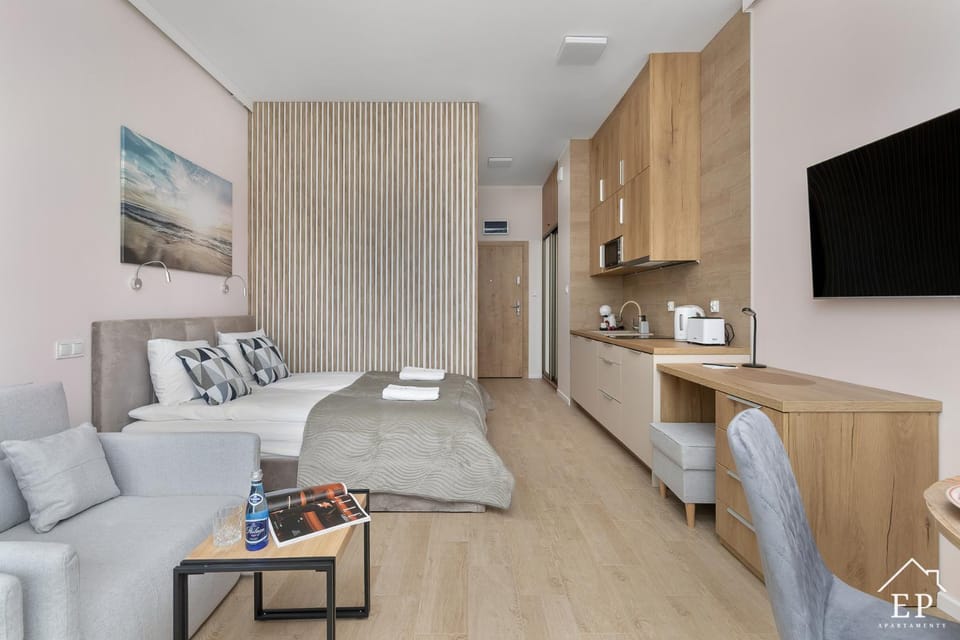 Bed, TV and multimedia, Coffee/tea facilities, Kitchen or kitchenette, Living room, Photo of the whole room, Seating area, towels