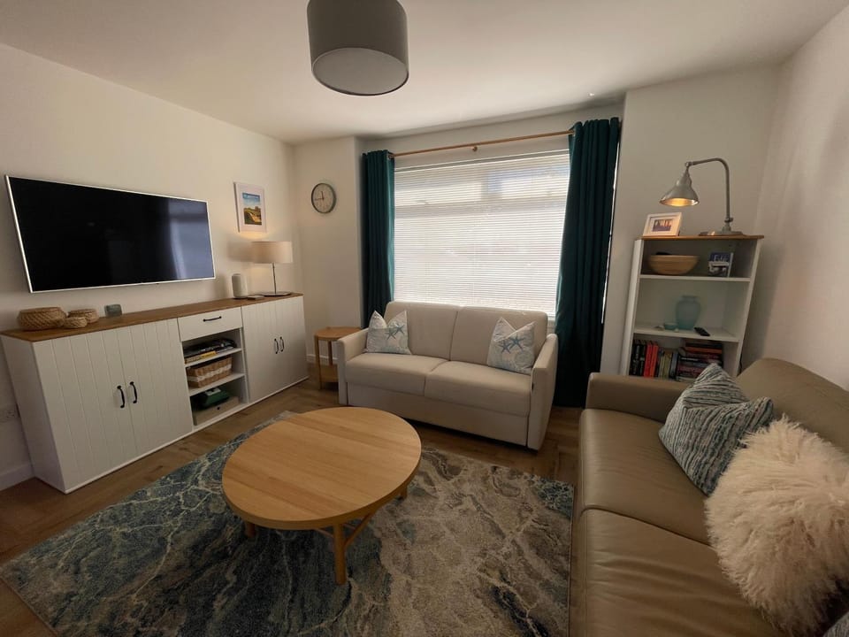 TV and multimedia, Living room, Seating area, Evening entertainment