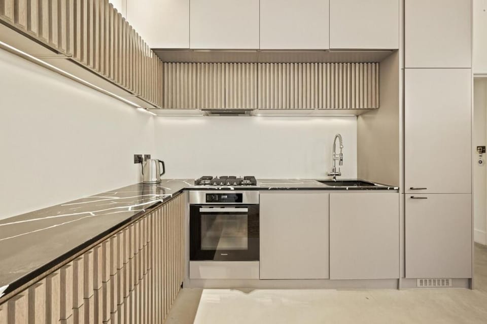 Stylish 2BR Flat Kensington Wi-Fi & Parking Apartment in City of Westminster