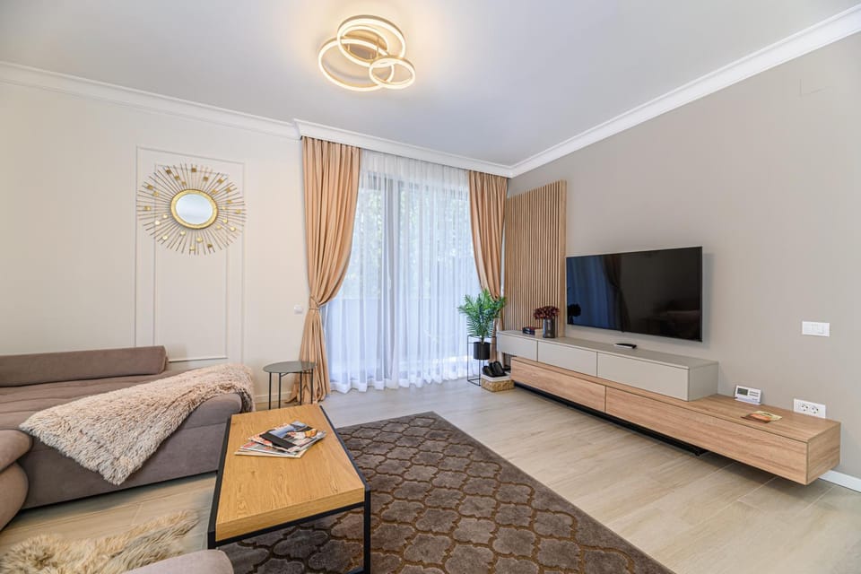 Communal lounge/ TV room, Bed, TV and multimedia, Living room, Seating area, Evening entertainment