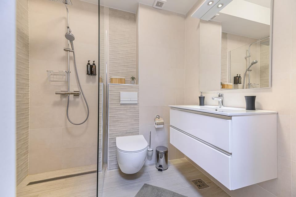 Shower, Toilet, Bathroom, towels