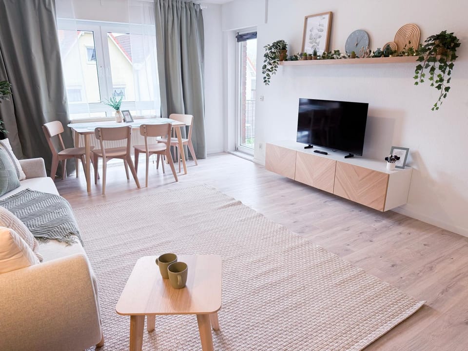 TV and multimedia, Living room, Photo of the whole room, Seating area, Dining area