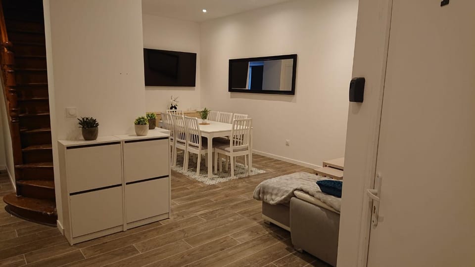 Property building, TV and multimedia, Living room, Dining area