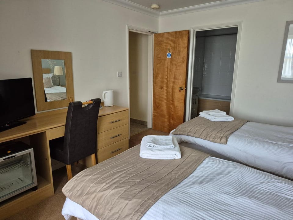 Bed, TV and multimedia, Bedroom