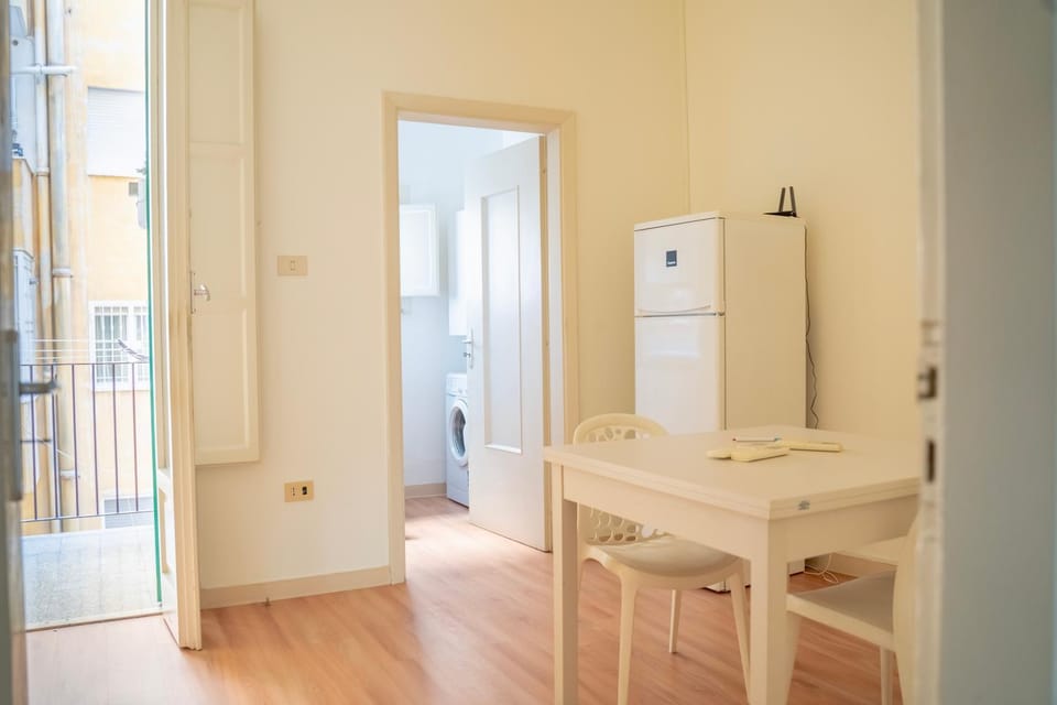 Kitchen or kitchenette, Dining area, oven