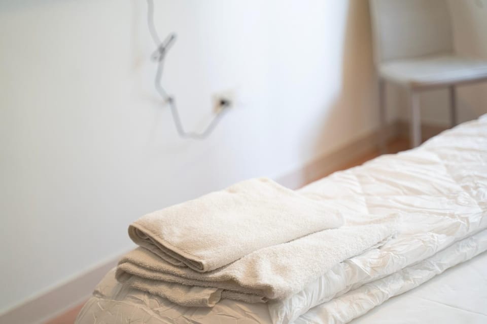 Bed, Bedroom, towels