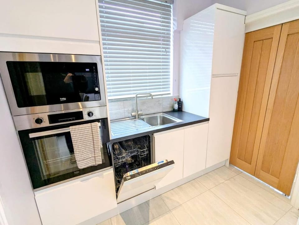Recently renovated 4 bed home Apartment in Newcastle-under-Lyme