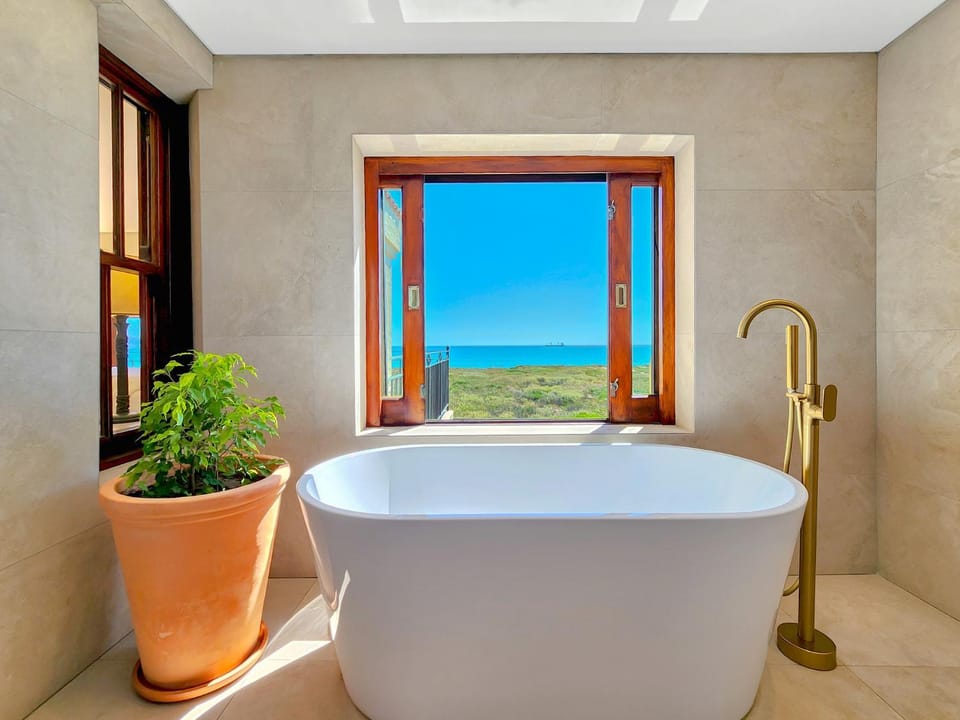 Natural landscape, Hot Tub, Bathroom, Sea view, Bath