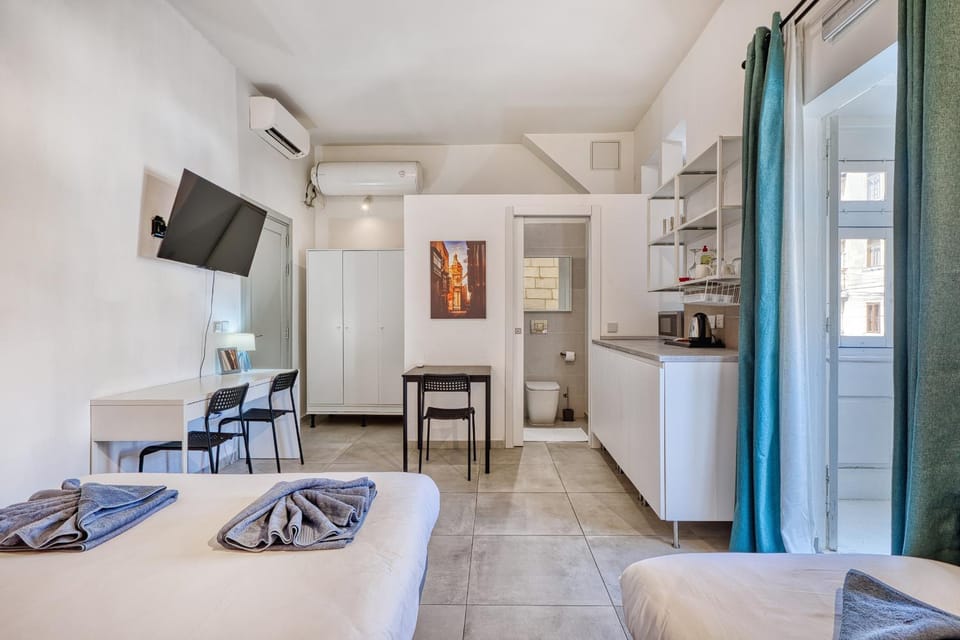 Private suite in a traditional Guest House with shared roof terrace and jacuzzi GOBLU Apartment in Malta
