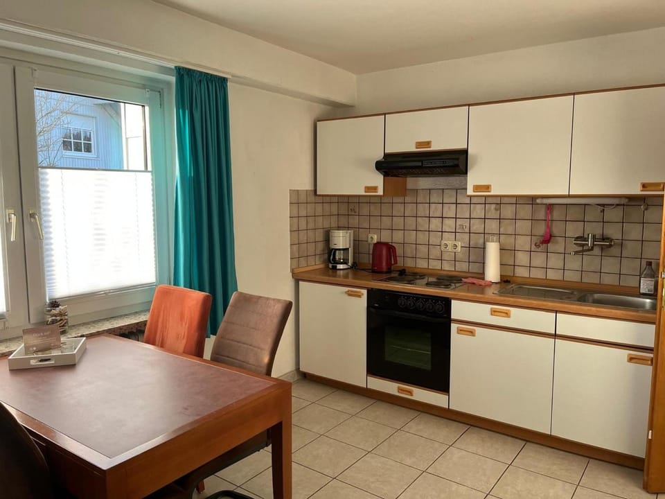 Kitchen or kitchenette, Dining area, oven, stove