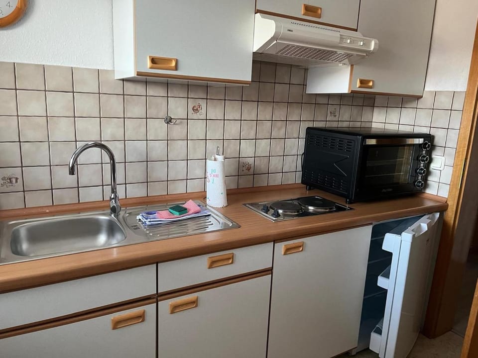 Kitchen or kitchenette, oven, stove