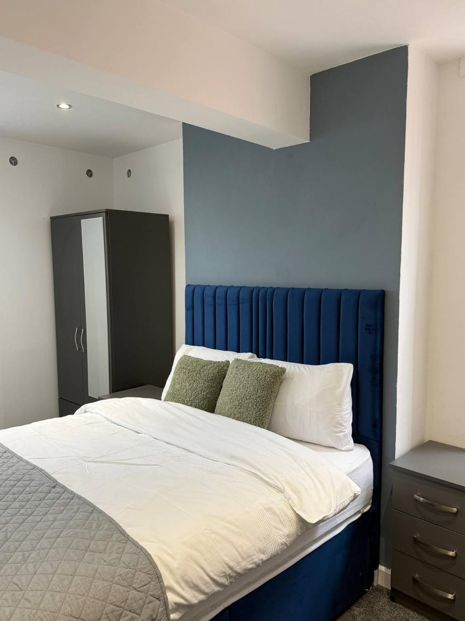 Casa Cove 2BR Flat Free Parking, 5 min to Hospital Apartment in Manchester